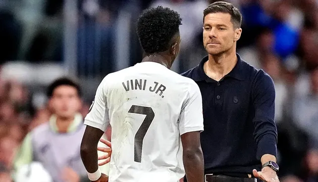 Toni Kroos khuyên Vinicius kiểm chế cảm xúc sau khi bị thay ở El Clasico