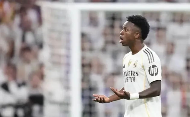 Vinicius bức xúc khi bị thay ra ở El Clasico, ánh mắt hướng về băng ghế huấn luyện