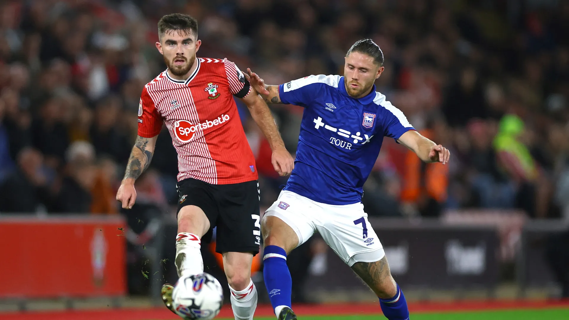 Wes Burns từng là trụ cột trong hành trình thăng hạng của Ipswich nhưng đang dưỡng thương dài hạn