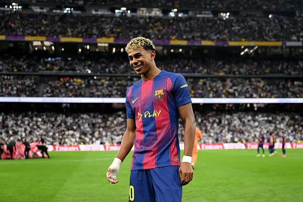 Yamal nhận sự ủng hộ từ đồng đội trong phòng thay đồ Barcelona sau vụ xô xát tại Bernabeu