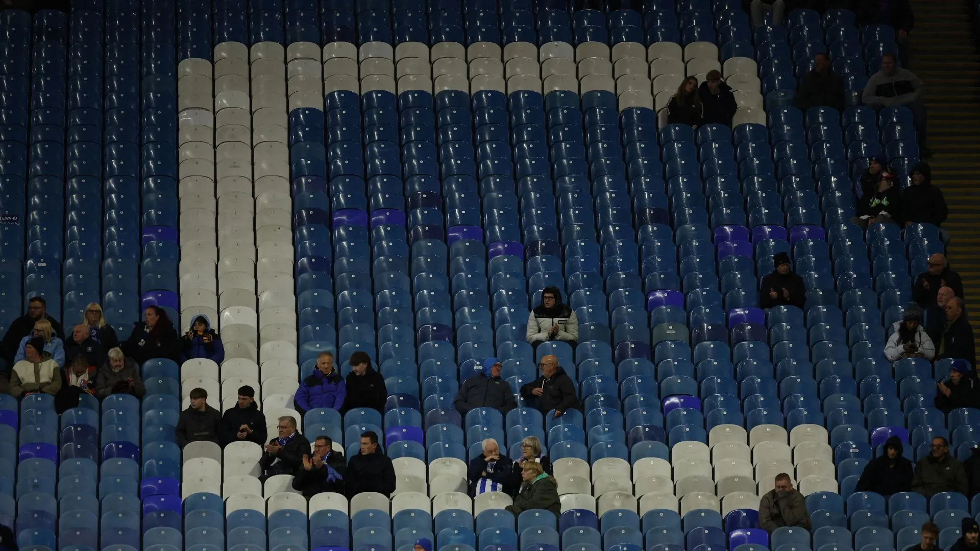 Chữ "C" bị mất từ Hillsborough North Stand - dấu hiệu của sự kết thúc kỷ nguyên Chansiri