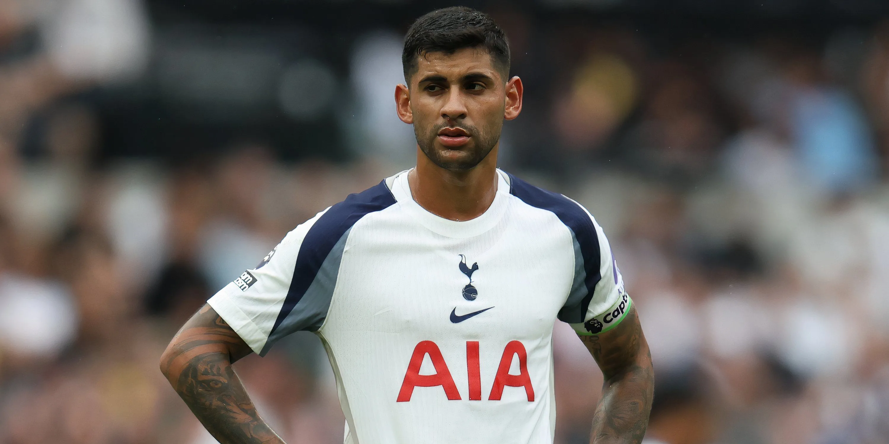 Cristian Romero trong trang phục của Tottenham Hotspur, một trong những lựa chọn khả thi của Thomas Frank cho trận đấu sắp tới