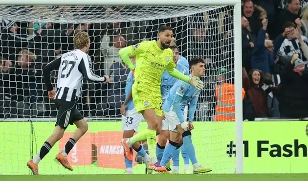 Donnarumma khiếu nại trọng tài sau bàn thắng của Barnes