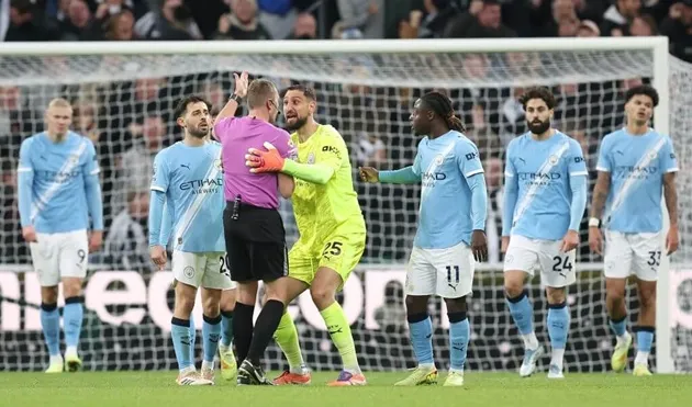 Donnarumma phản đối bàn thắng của Newcastle nhưng vô ích