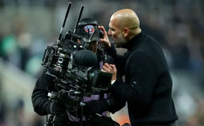 Hình ảnh gây tranh cãi của Pep Guardiola với cameraman