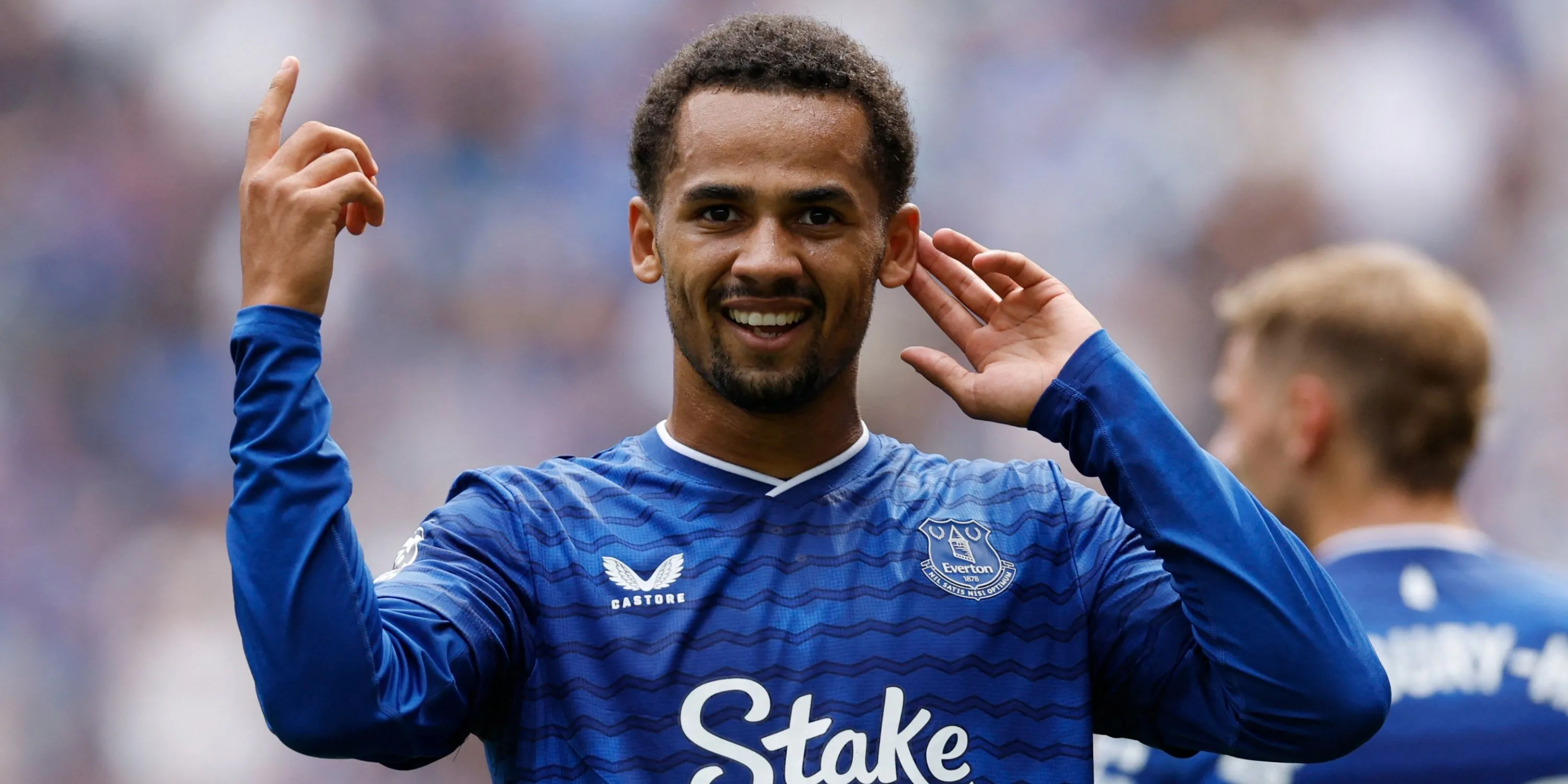 Iliman Ndiaye trong trang phục Everton, hiển thị sự khéo léo và quyết tâm trên sân cỏ