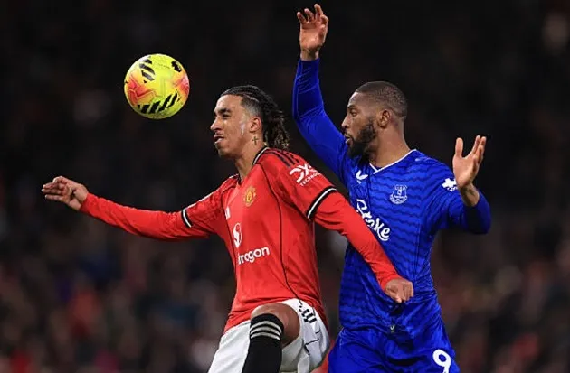 Leny Yoro để lộ khoảng trống trước Dewsbury-Hall