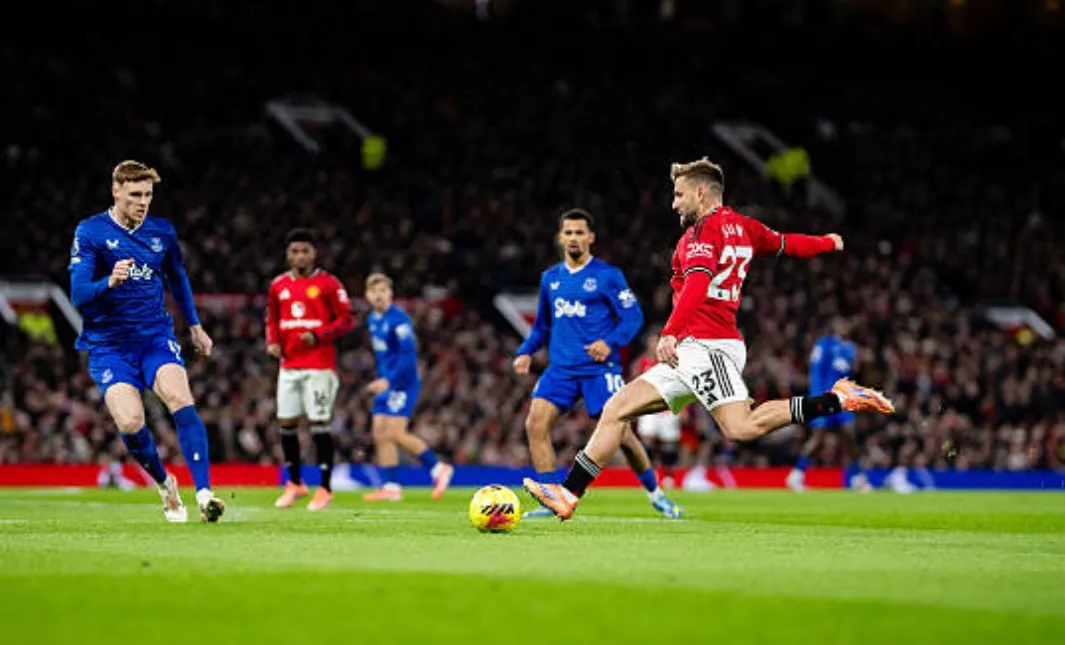 Luke Shaw bị Gary Neville chỉ trích gay gắt sau trận thua Everton