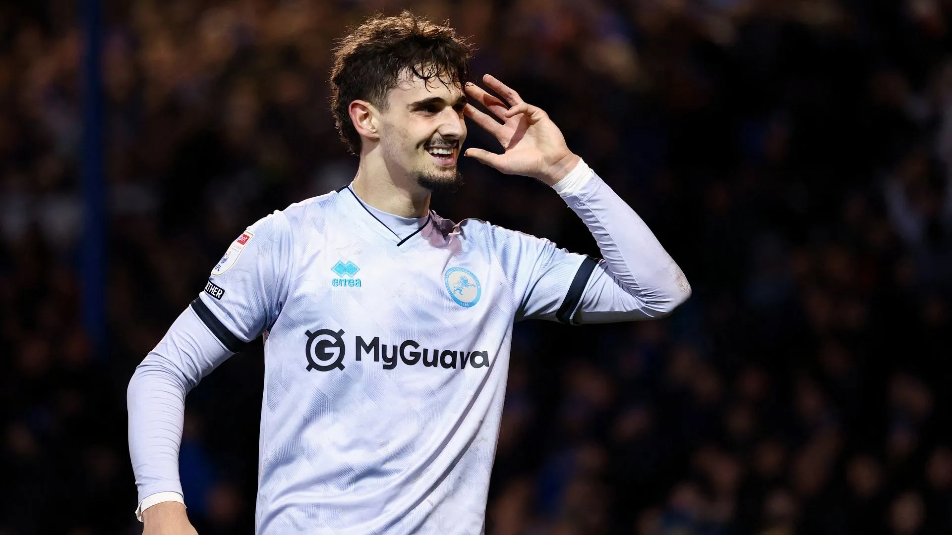 Mihailo Ivanovic trong trận đấu của Millwall