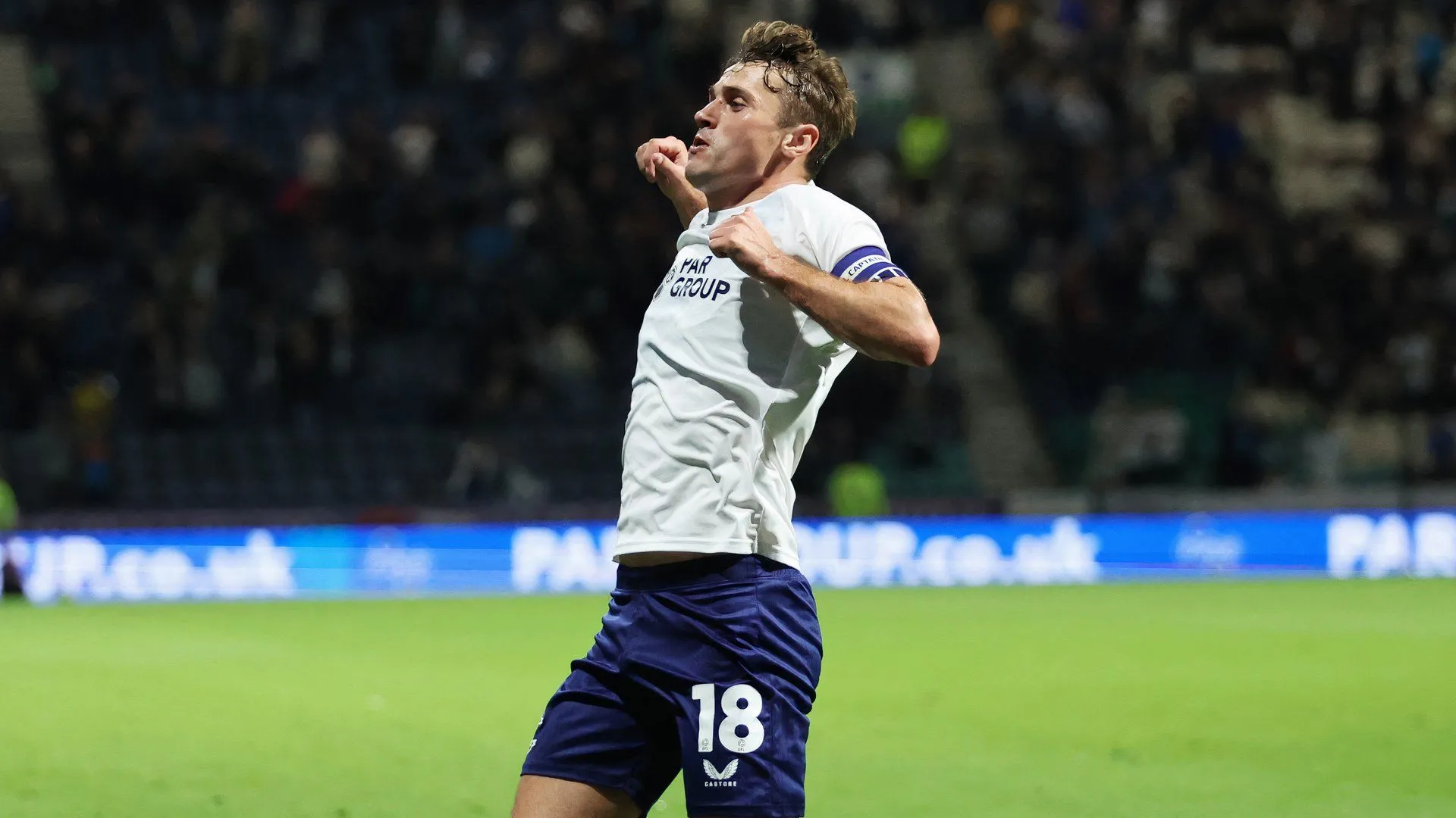 Ryan Ledson trong màu áo Huddersfield Town, người được kỳ vọng thay thế Jonathan Hogg nhưng vẫn chưa đáp ứng những mong đợi