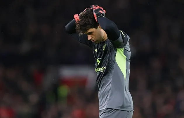 Senne Lammers trong pha cứu thua không thành công trước Everton