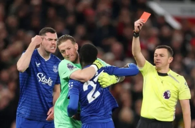 Tình huống Idrissa Gueye nhận thẻ đỏ.