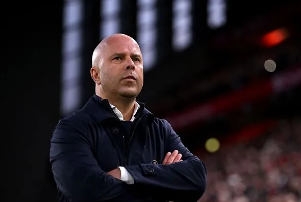 Arne Slot chia sẻ về tình hình chấn thương hậu vệ phải của Liverpool