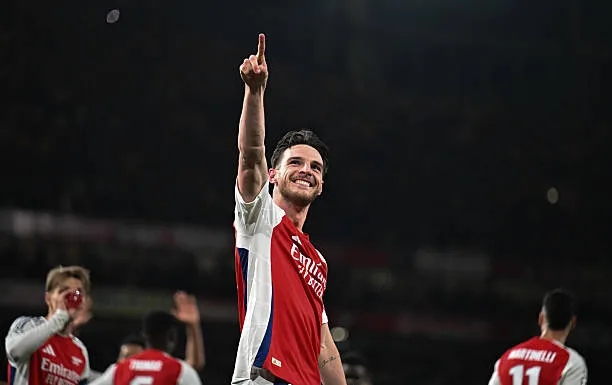 Declan Rice đang thể hiện hình ảnh của một thủ lĩnh thực thụ trên sân